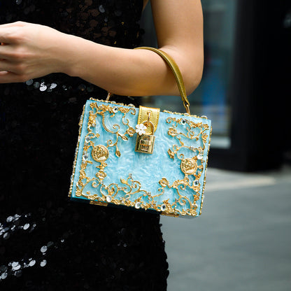 Bolso rígido tipo box con detalles florales