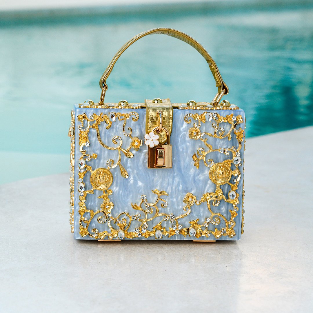Bolso rígido tipo box con detalles florales