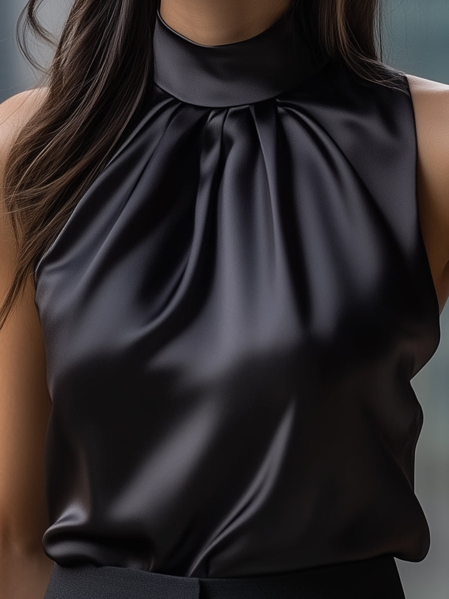 Blusa satinada sin mangas de cuello alto