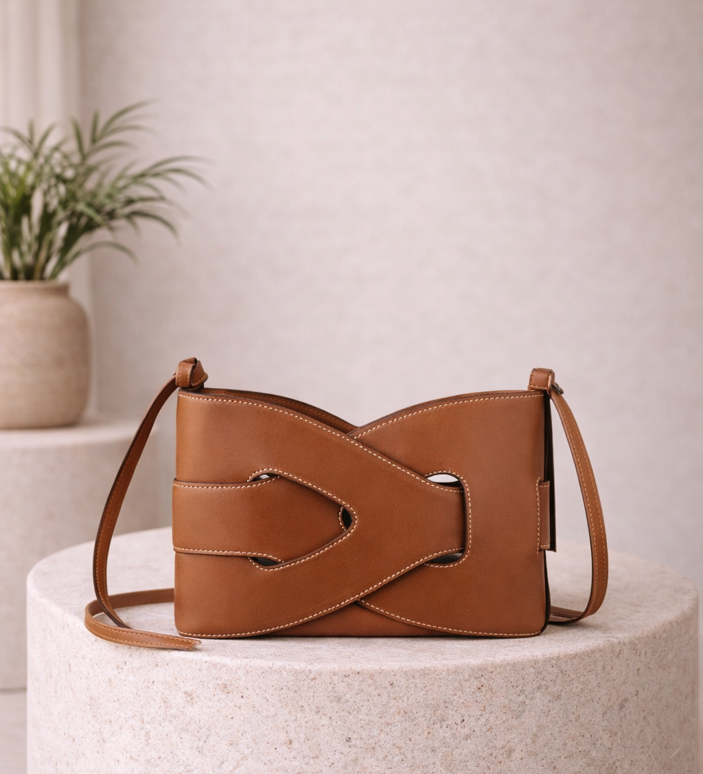 Bolso de hombro compacto con solapa