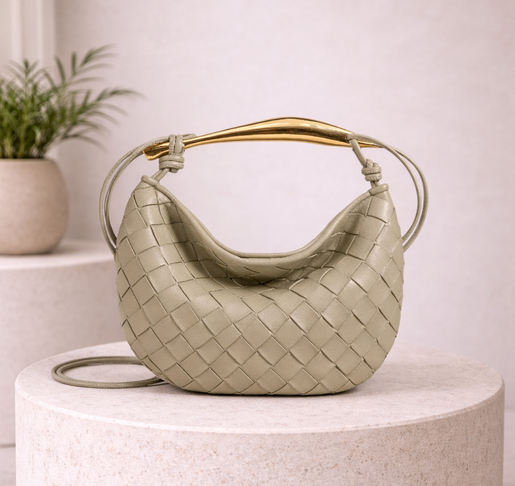 Bolso compacto trenzado con asa rígida
