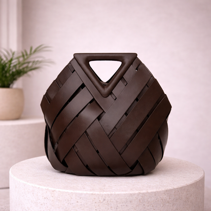 Bolso trenzado con diseño estructurado