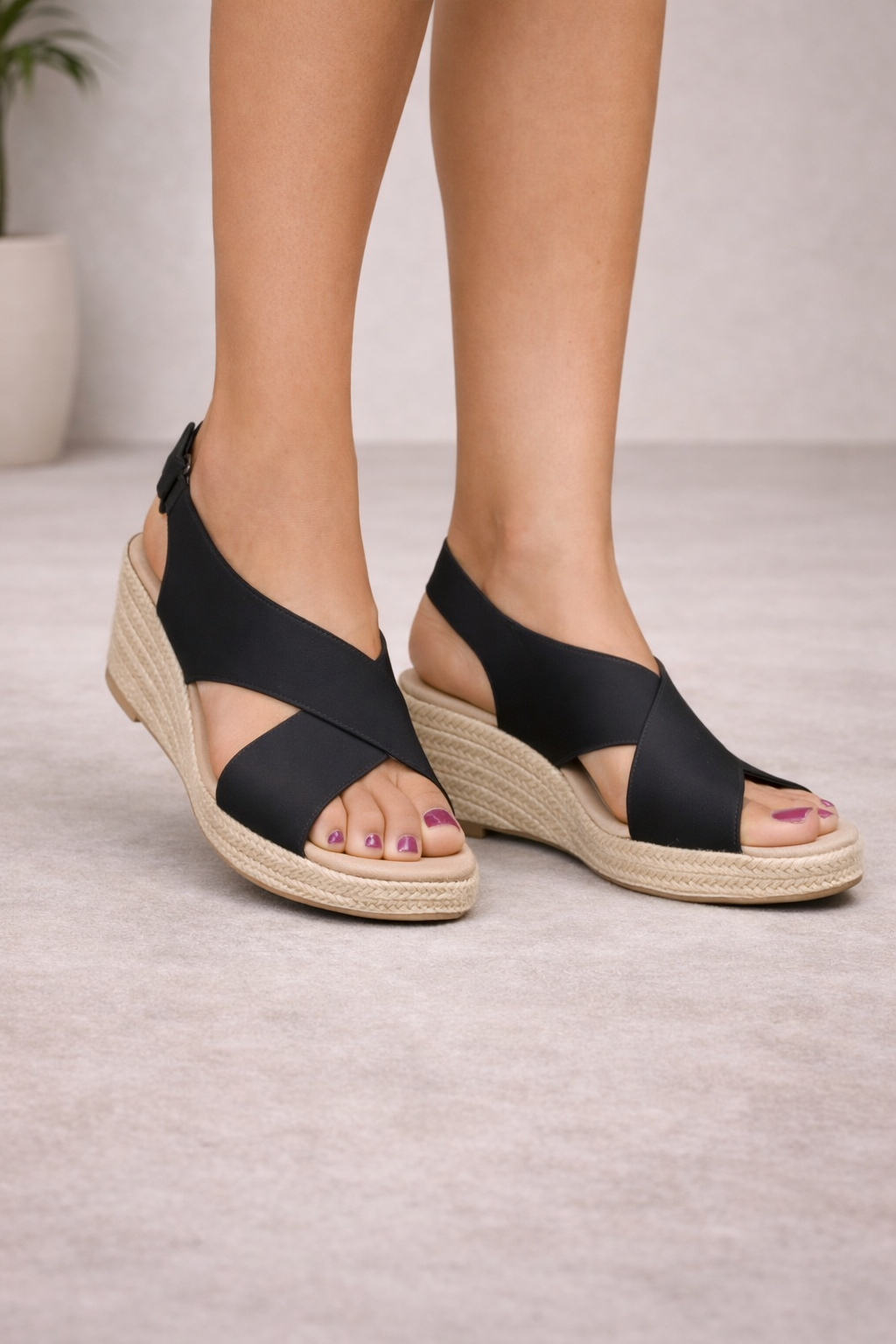 Sandalias de cuña con tiras cruzadas