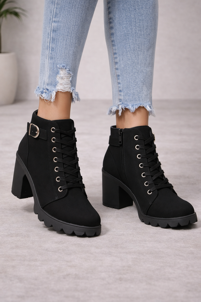 Botines de tacón con cordones y hebilla