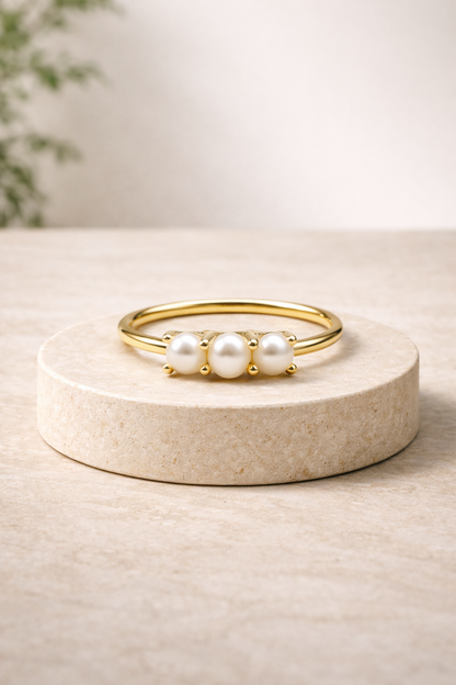 Anillo fino dorado con tres perlas
