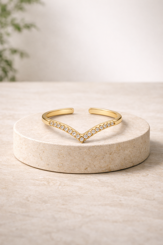 Anillo abierto en forma de V con circonitas