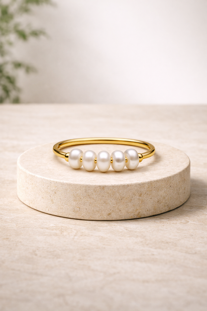 Anillo fino dorado con perlas alineadas