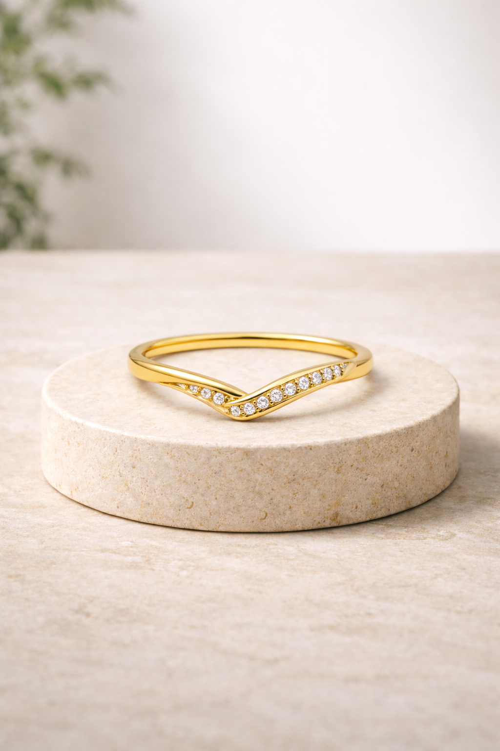 Anillo fino dorado con detalle de circonitas