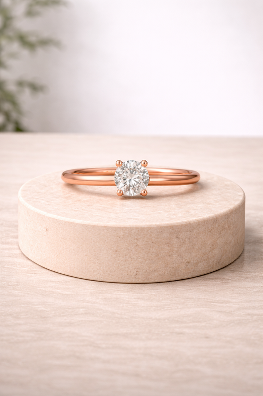 Anillo solitario en tono rosado con circonita central