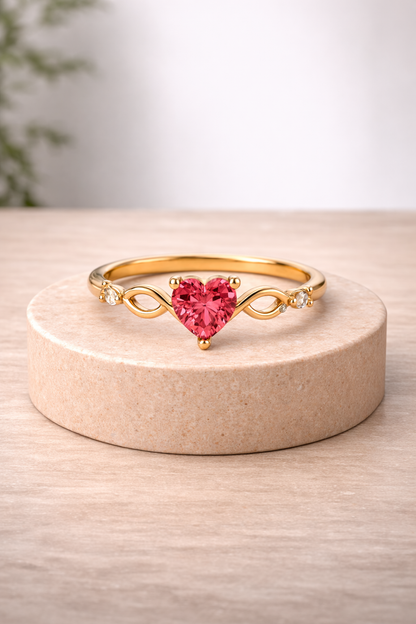 Anillo fino dorado con corazón de circonita