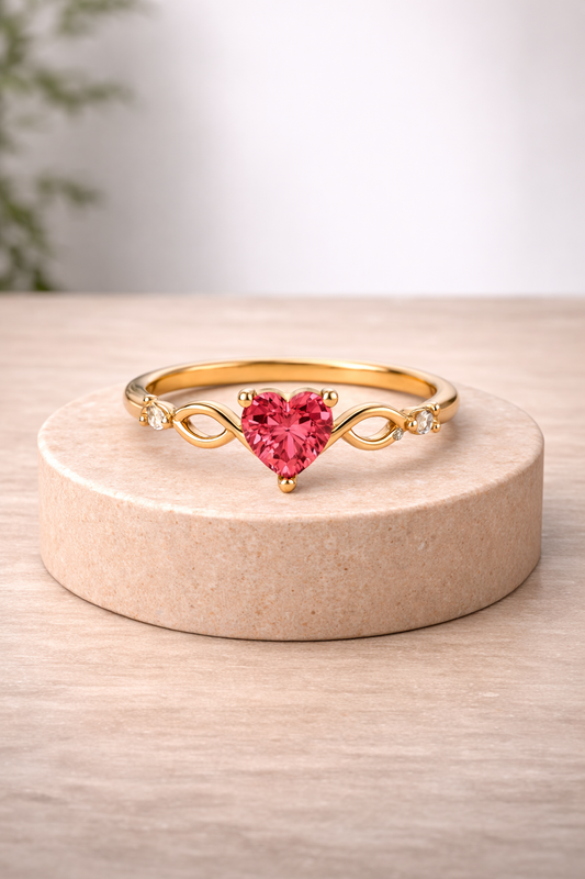 Anillo fino dorado con corazón de circonita