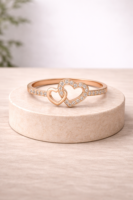 Anillo con doble corazón y circonitas