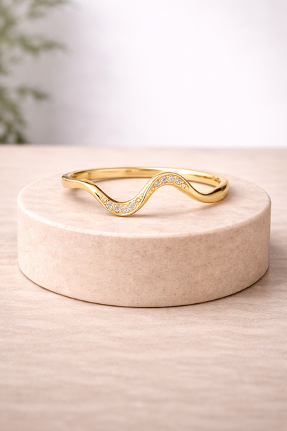 Anillo fino con diseño ondulado y circonitas