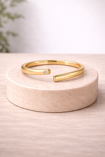 Anillo abierto con circonita lateral