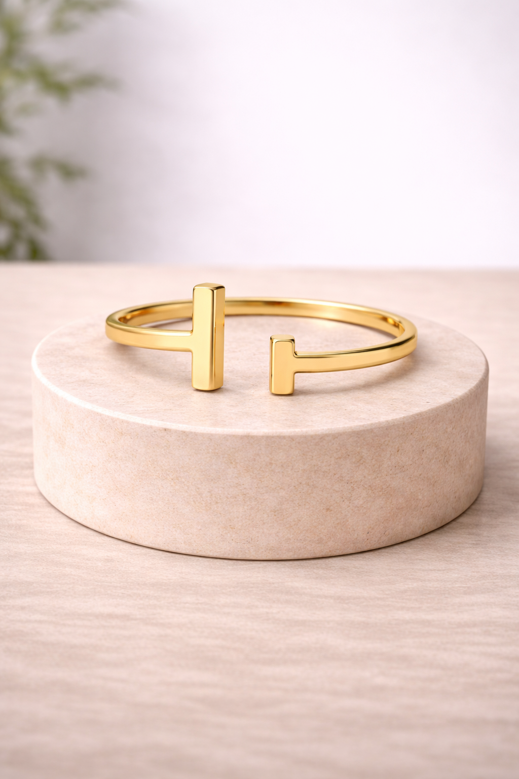Anillo abierto con diseño en cruz