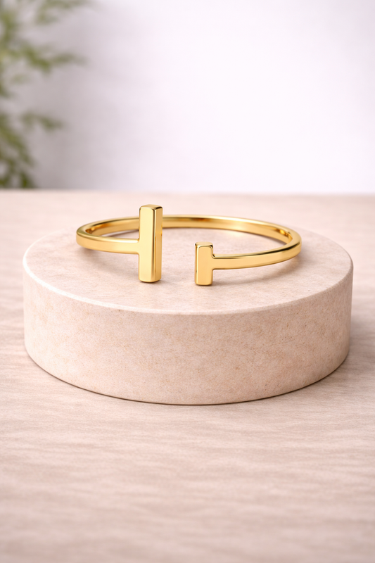 Anillo abierto con diseño en cruz