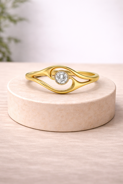 Anillo dorado diseño ojo con circonita central