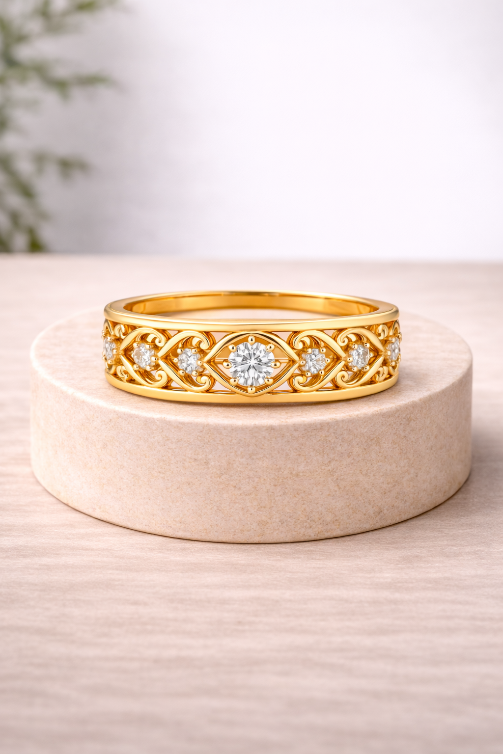 Anillo dorado calado con circonita central