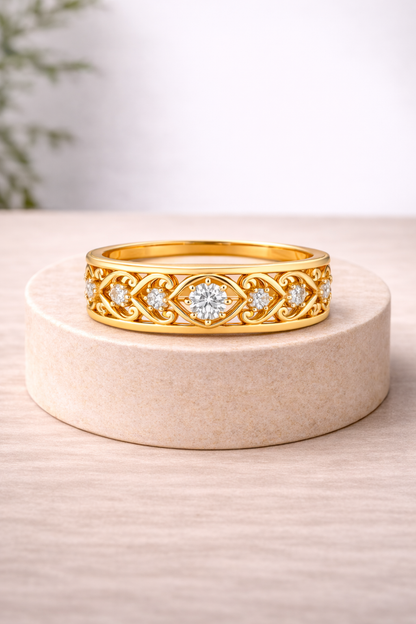 Anillo dorado calado con circonita central