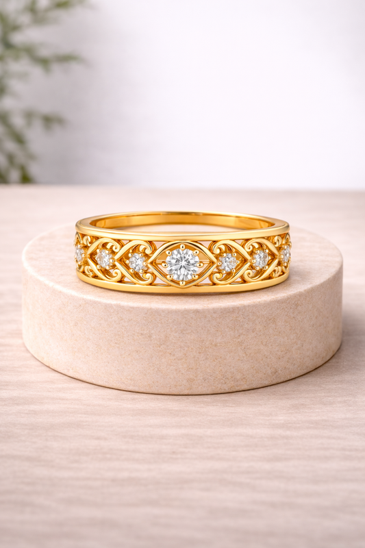 Anillo dorado calado con circonita central