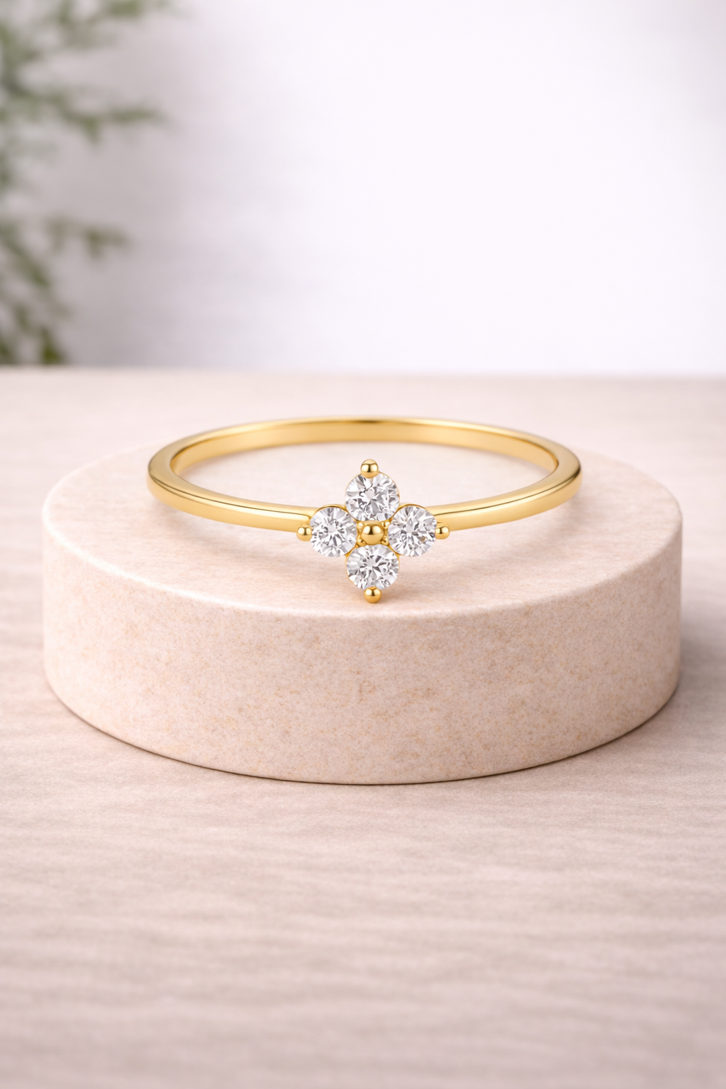 Anillo dorado con flor de circonitas