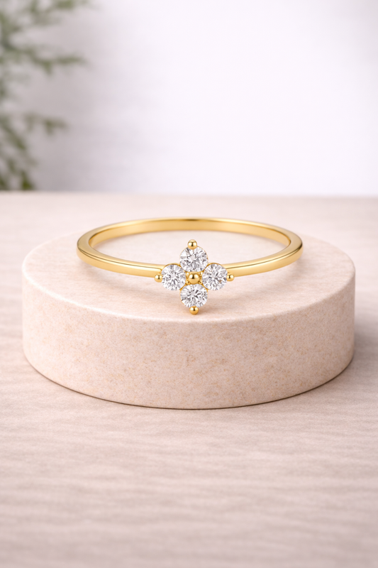 Anillo dorado con flor de circonitas