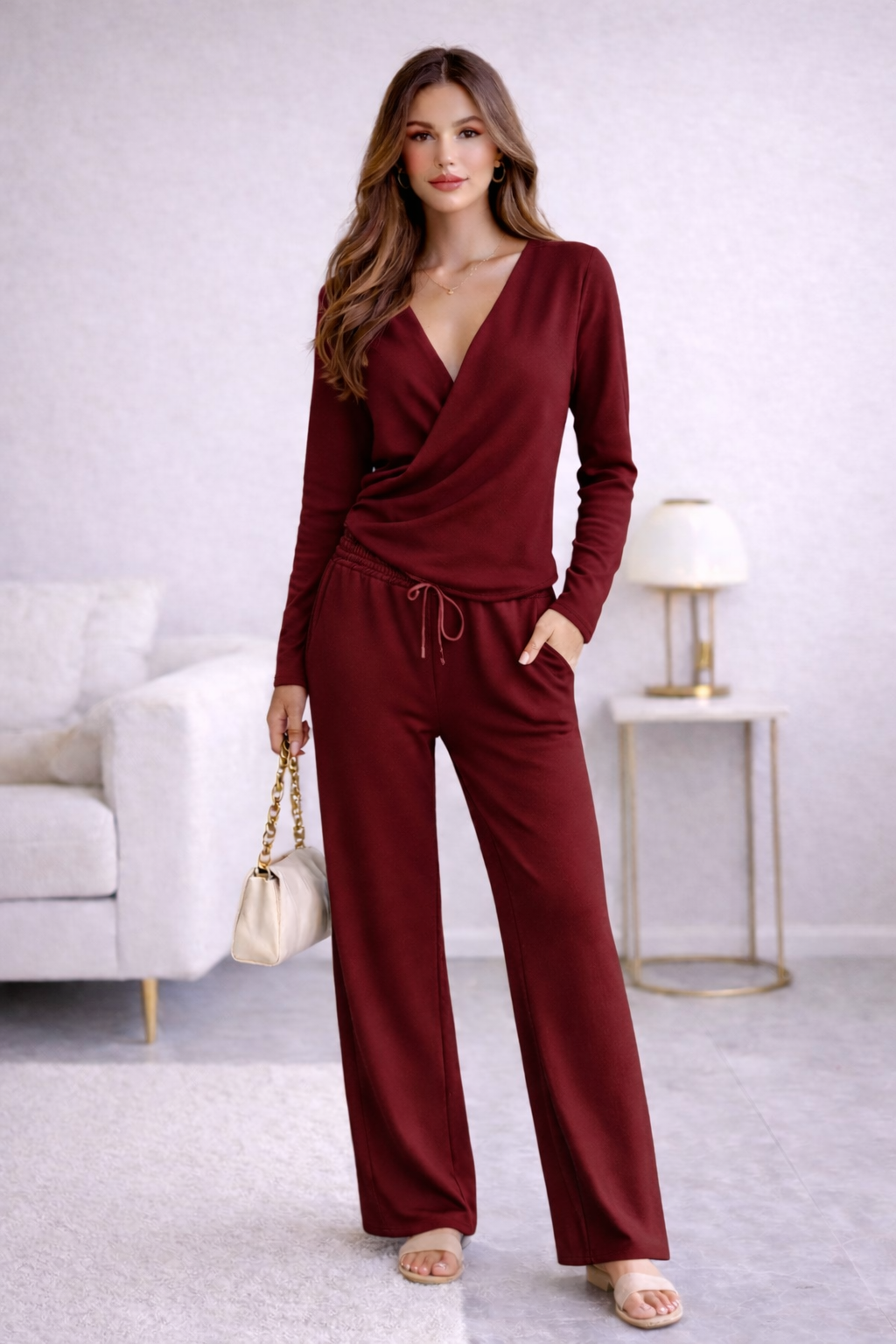 Conjunto elegante con top cruzado y pantalón palazzo