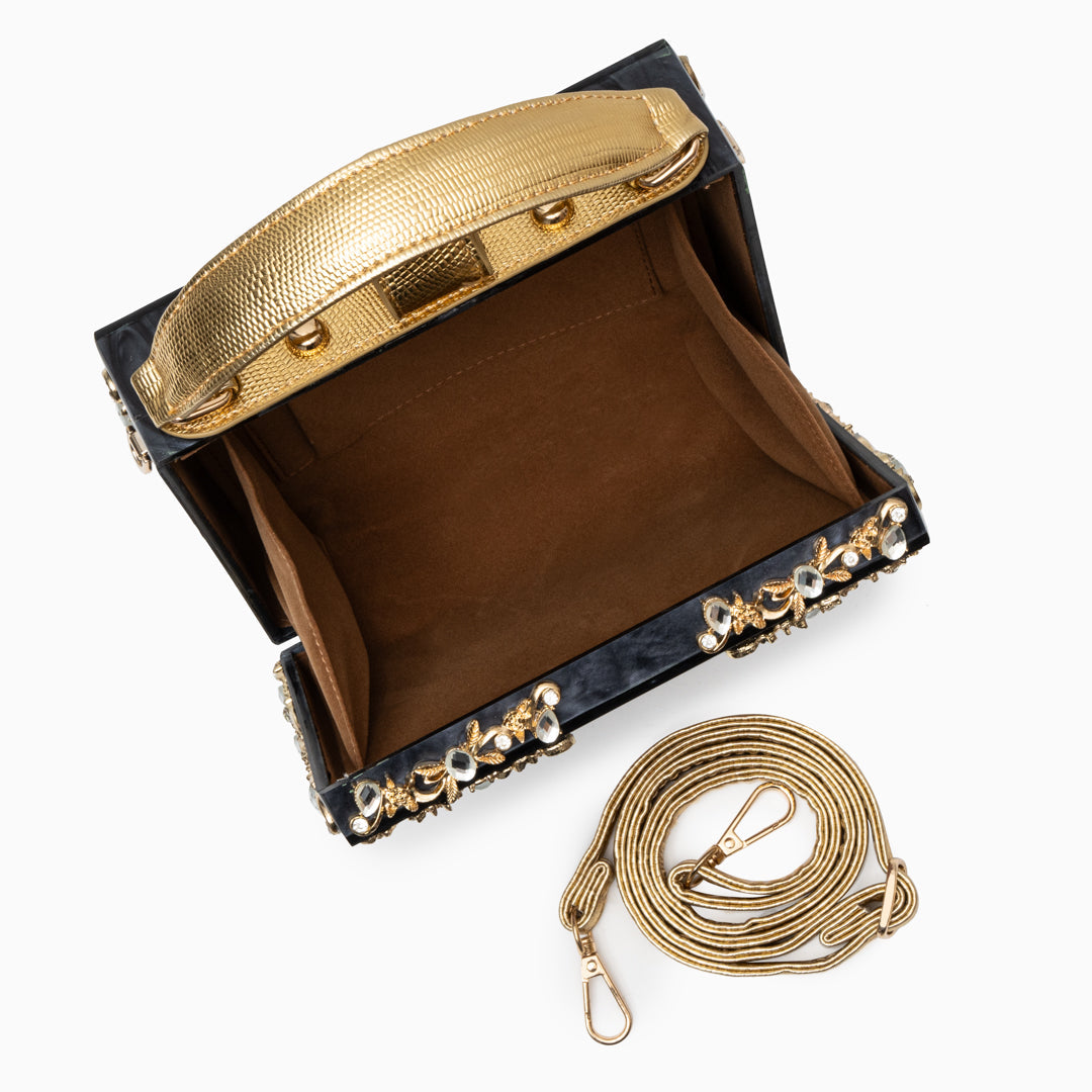 Bolso rígido tipo box con detalles florales