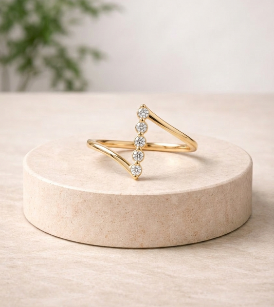 Anillo dorado abierto con detalle diagonal de circonitas
