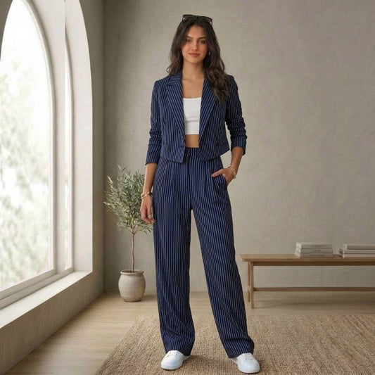Conjunto de rayas con chaqueta corta y pantalón amplio