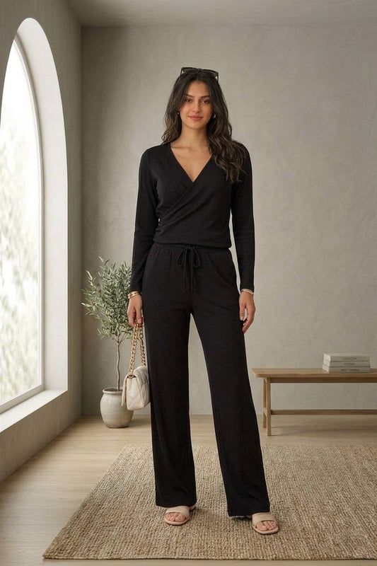 Conjunto elegante con top cruzado y pantalón palazzo