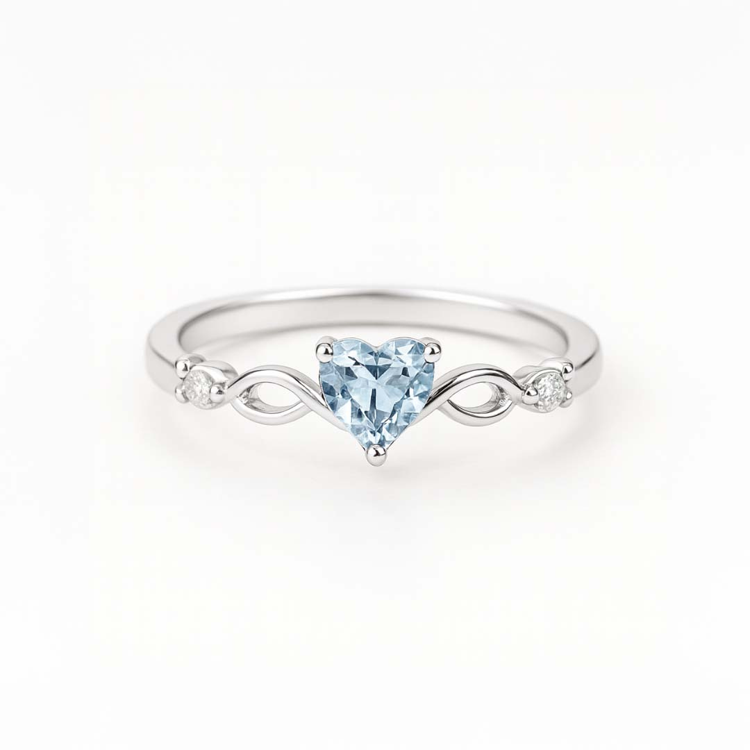 Anillo fino dorado con corazón de circonita