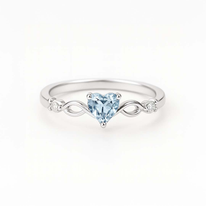 Anillo fino dorado con corazón de circonita