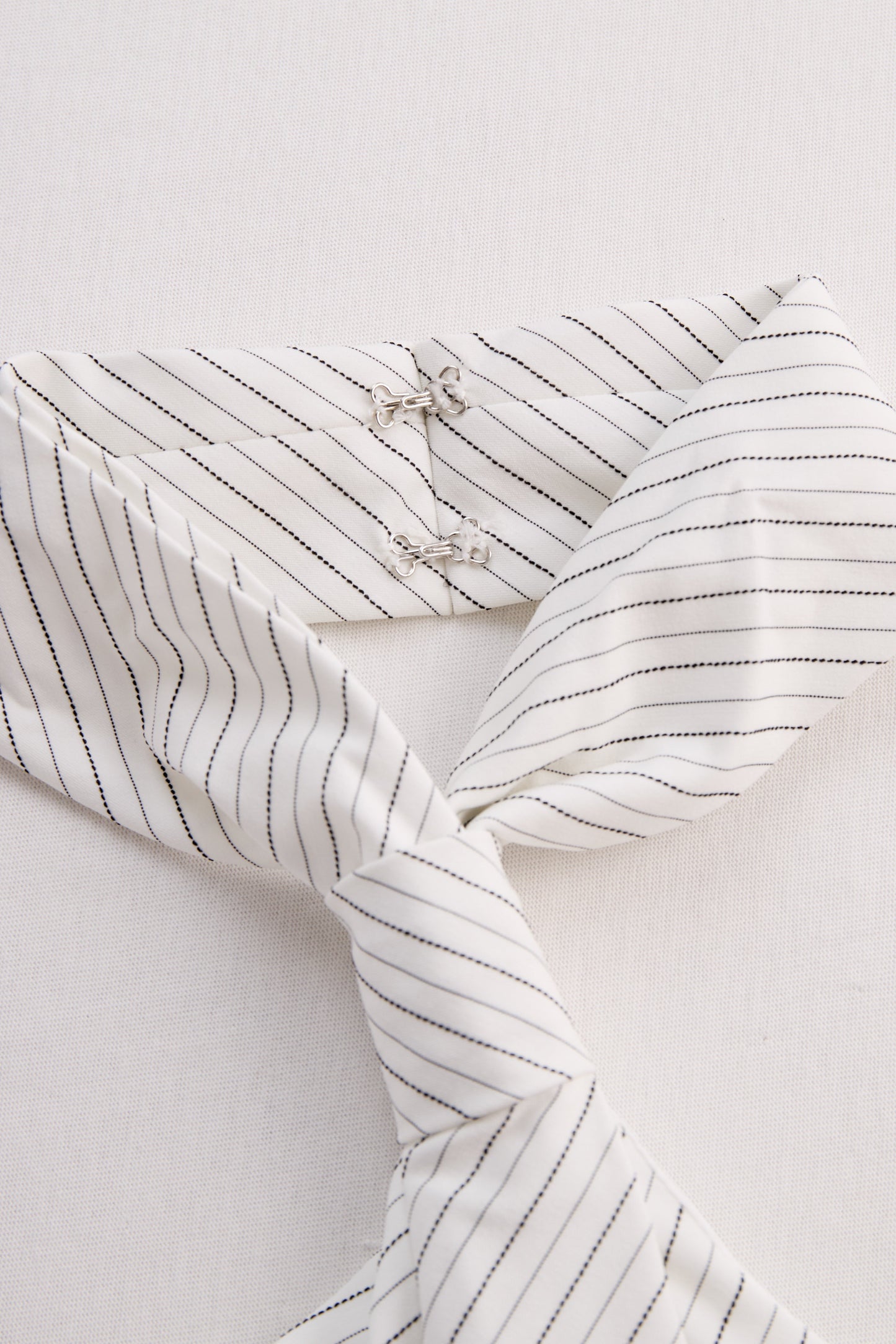 Blusa halter a rayas con nudo frontal