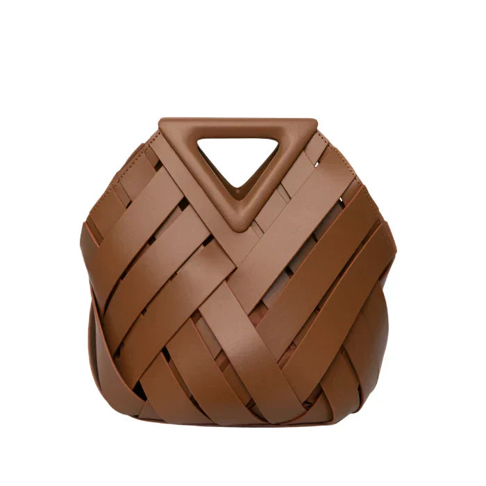 Bolso trenzado con diseño estructurado