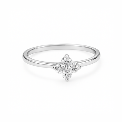 Anillo dorado con flor de circonitas
