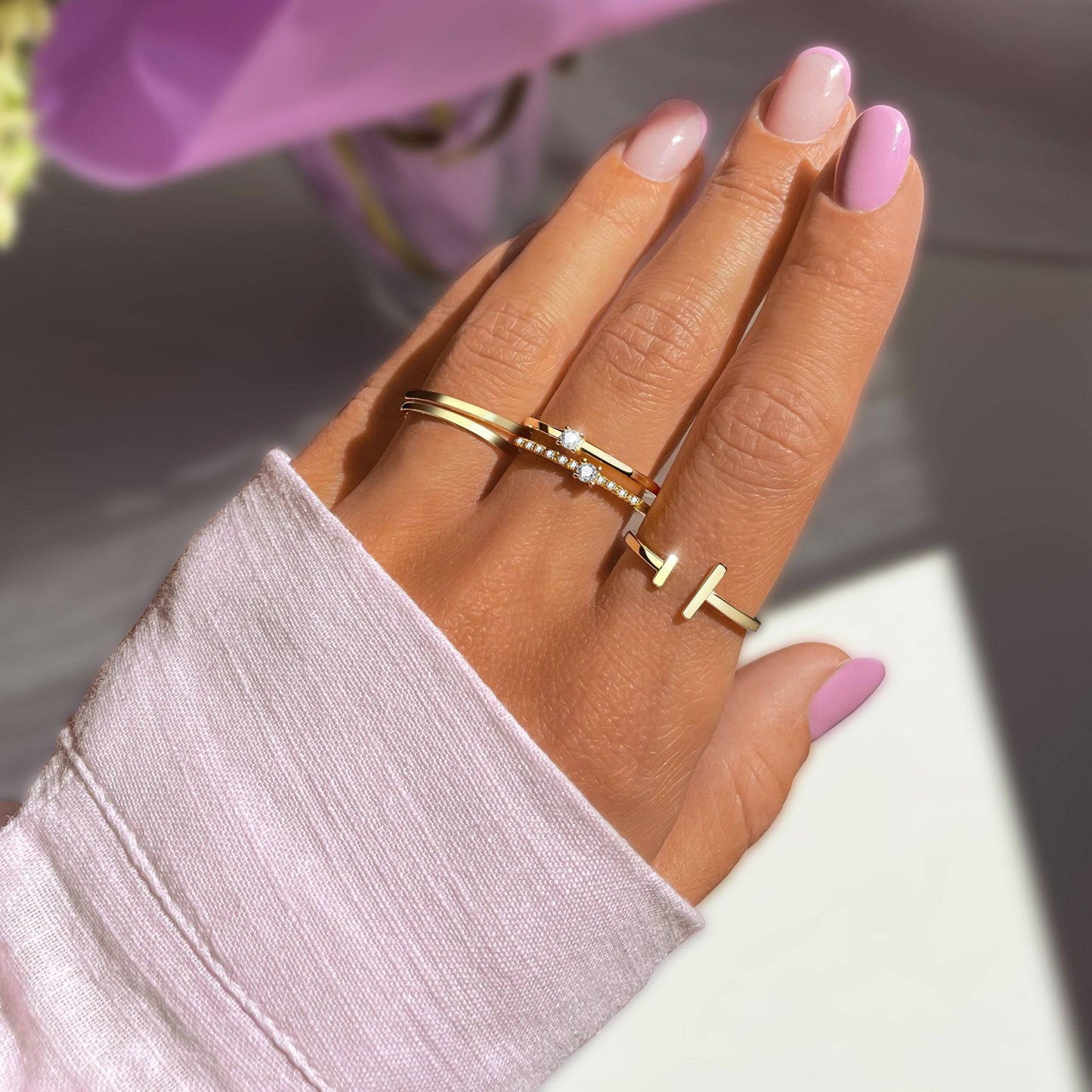Anillo abierto con diseño en cruz