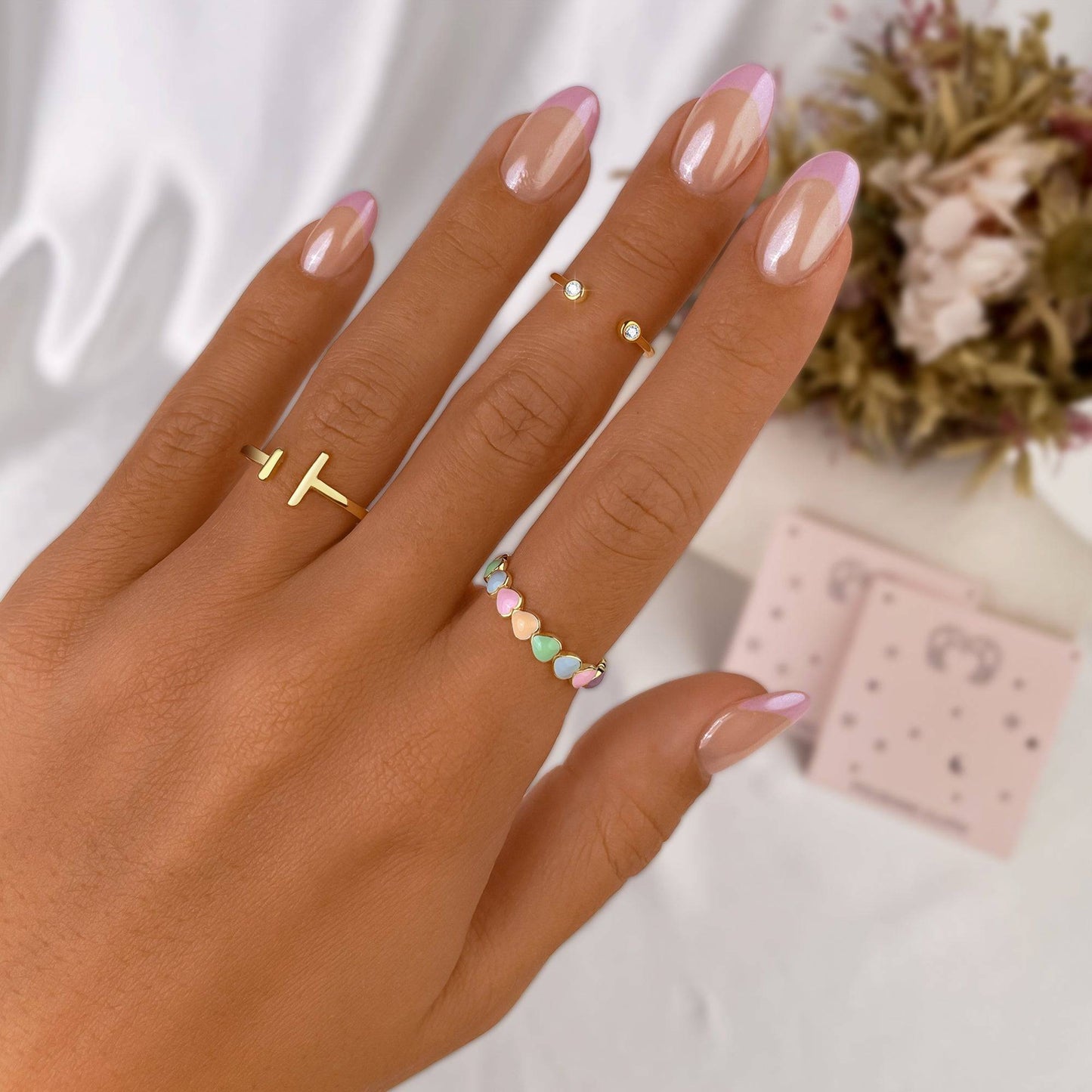 Anillo abierto con diseño en cruz