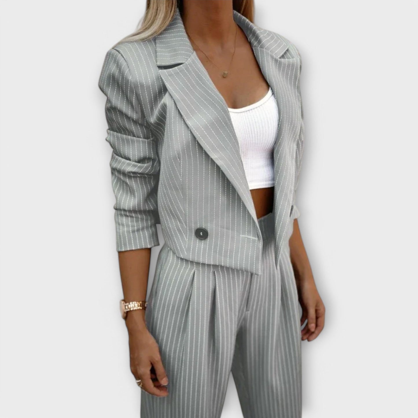 Conjunto de rayas con chaqueta corta y pantalón amplio