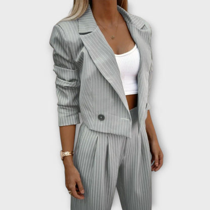 Conjunto de rayas con chaqueta corta y pantalón amplio