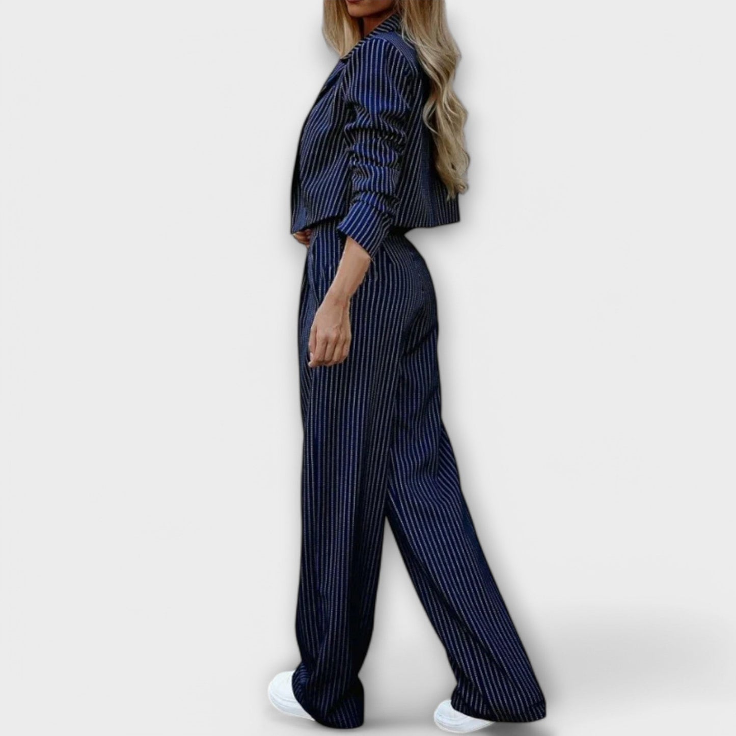 Conjunto de rayas con chaqueta corta y pantalón amplio