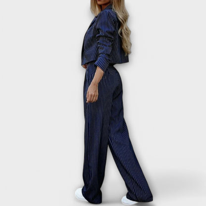 Conjunto de rayas con chaqueta corta y pantalón amplio