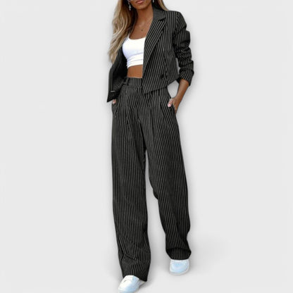 Conjunto de rayas con chaqueta corta y pantalón amplio