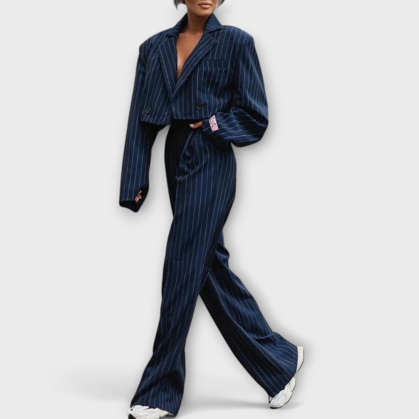 Conjunto de rayas con chaqueta corta y pantalón amplio