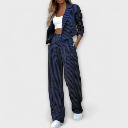 Conjunto de rayas con chaqueta corta y pantalón amplio