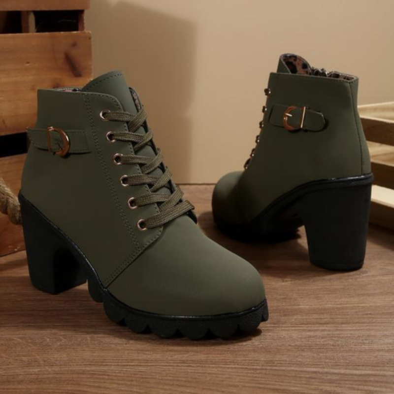 Botines de tacón con cordones y hebilla