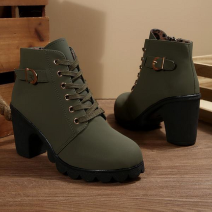 Botines de tacón con cordones y hebilla