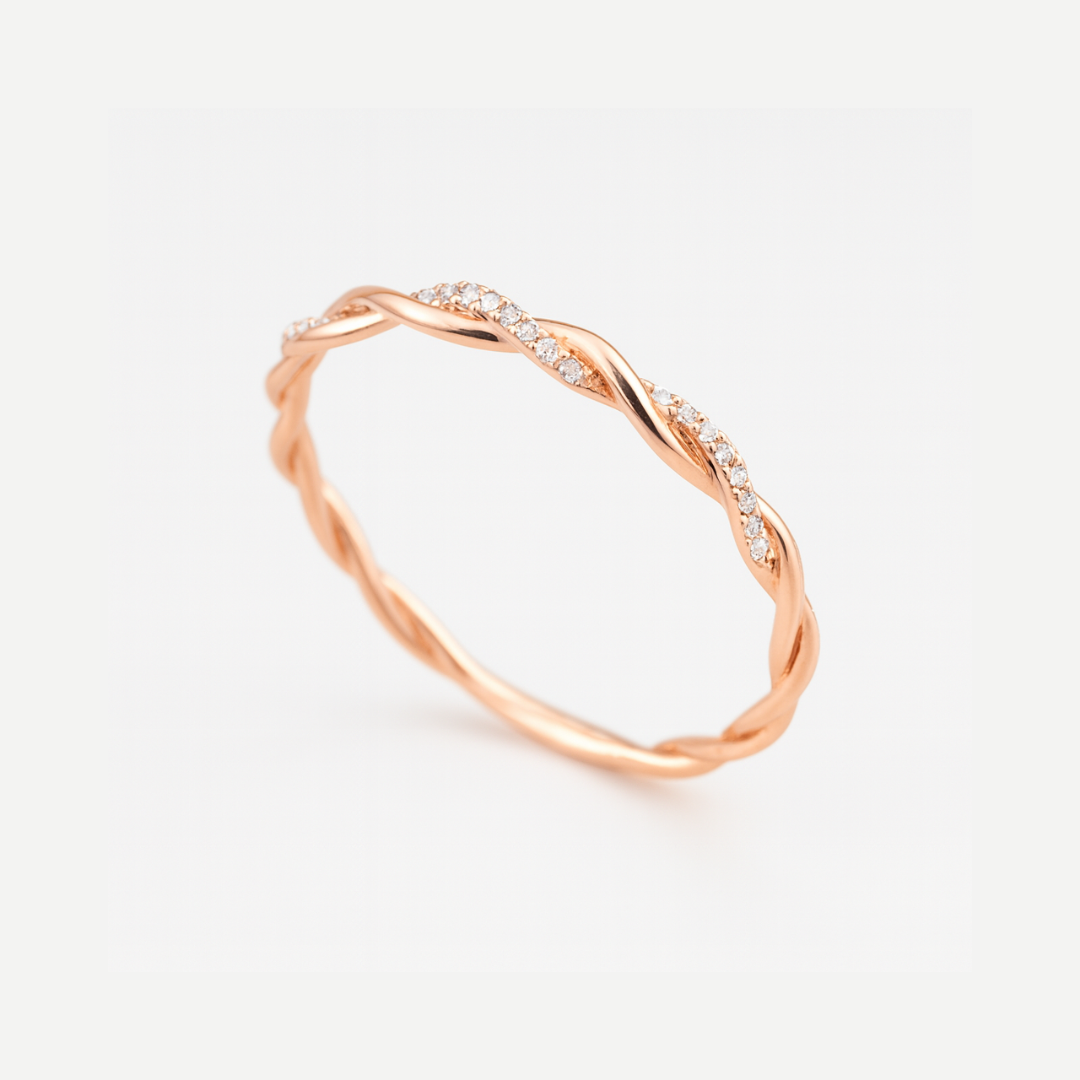 Anillo fino trenzado en tono rosado con circonitas