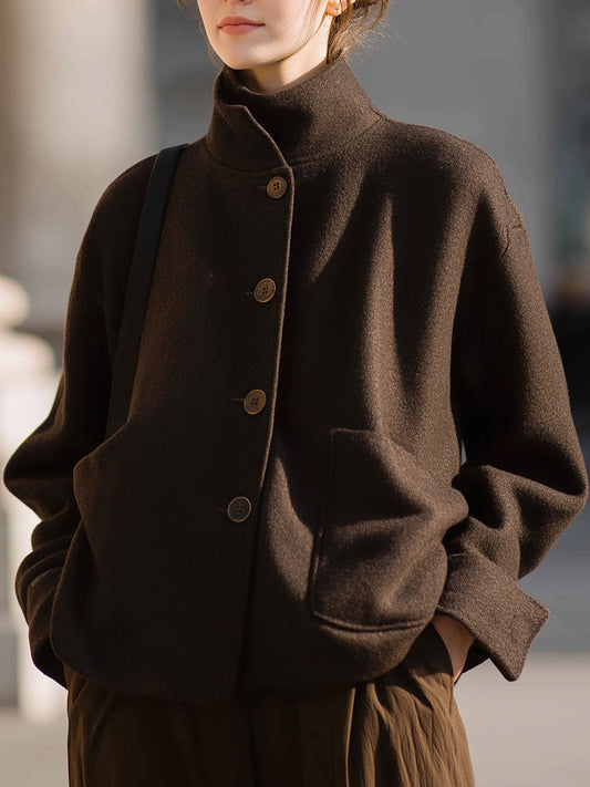 Chaqueta minimalista de lana marrón con cuello alto
