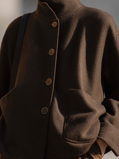 Chaqueta minimalista de lana marrón con cuello alto